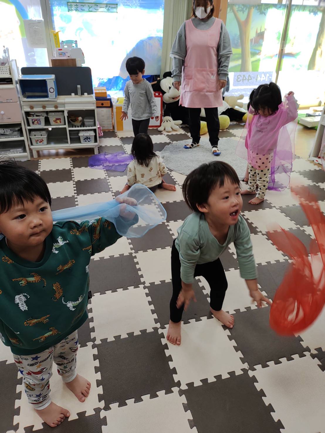 舟入リトミックでスカーフ
